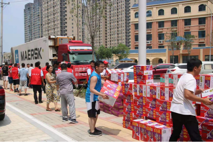 洪水无情 人间有爱丨全球家精选董事长张晓梅捐赠50余万物资支援河南灾区